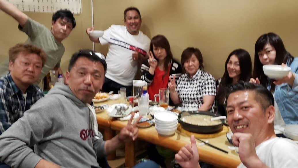 井上貴子のインスタグラム：「いつものメンバーで いわゆる同窓会^ ^  めっちゃ楽しくて くつろげる空間なんだ。  おいしい韓国家庭料理と…  同級生と…  Yシャツとアタシ…… あ。 Yシャツは無かった。 （笑）  アタシが地元に戻ると みんな時間を作って合わせて集まってくれる^ ^  サイコーかよ！！！ Happyで^ ^  #井上貴子  #LLPWX #女子プロレス #紅緒と柊音 #同級生 #同窓会」
