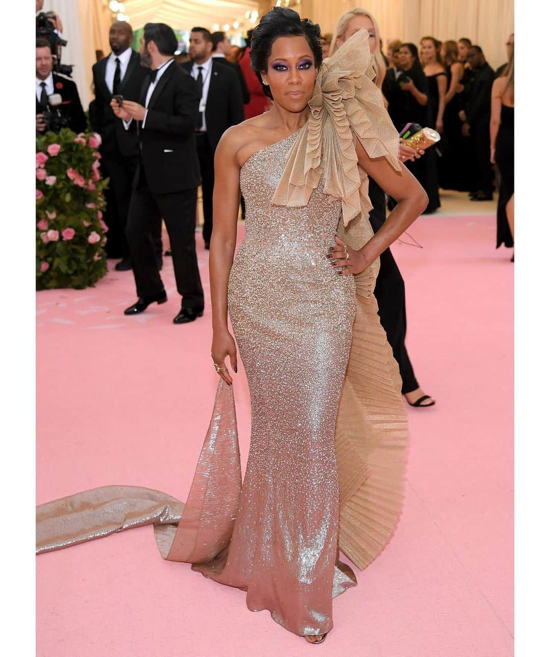 オスカーデラレンタさんのインスタグラム写真 - (オスカーデラレンタInstagram)「@IAmReginaKing graced the 2019 #MetGala in a custom Oscar de la Renta gown crafted from dégradé sequin-embroidered silk-chiffon with accordion pleating over one shoulder.」5月7日 9時26分 - oscardelarenta