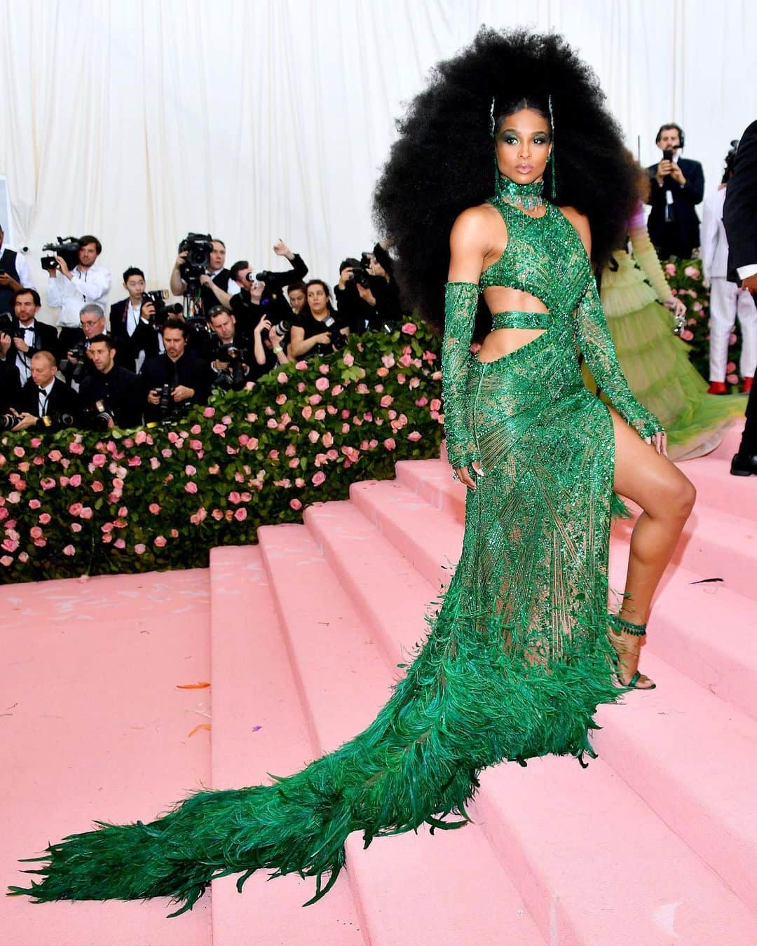 WHO WHAT WEARさんのインスタグラム写真 - (WHO WHAT WEARInstagram)「CIARA! *collective gasp* #metgala  photo: getty images」5月7日 9時33分 - whowhatwear