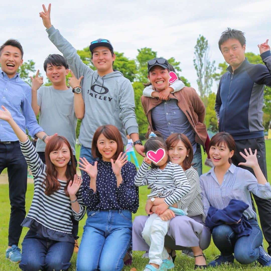 本野大輔のインスタグラム：「GWの思い出 アナウンス部のみんなと公園でピクニック！  数年前に始まった若手の集まり。もう私は若手ではないのですがf^_^; みんなで公園に集まり、バレーボールや、ザリガニ釣りや、カラオケやら。  家族がいる人は子供も一緒に参加で、私の娘もみんなに遊んでもらって楽しそうでした。  楽しい休日の昼下がり。 こんな仲間がいるアナウンス部です！  #読売テレビ #アナウンサー #gw #ピクニック #思い出」