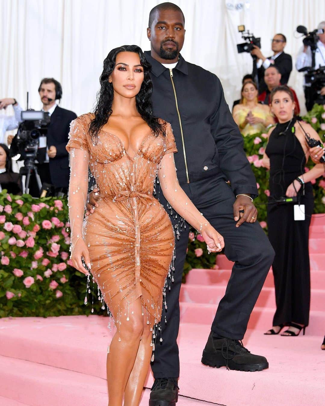 People Magazineさんのインスタグラム写真 - (People MagazineInstagram)「The Kardashian Wests are a total mood tonight at the Met Gala! 😍 Kim Kardashian is dripping style on the carpet in her Mugler dress that took 8 months to custom design. We see why it took so long! ❤️| 📷: Dimitrios Kambouris/Getty, Dia Dipasupil/FilmMagic」5月7日 9時34分 - people