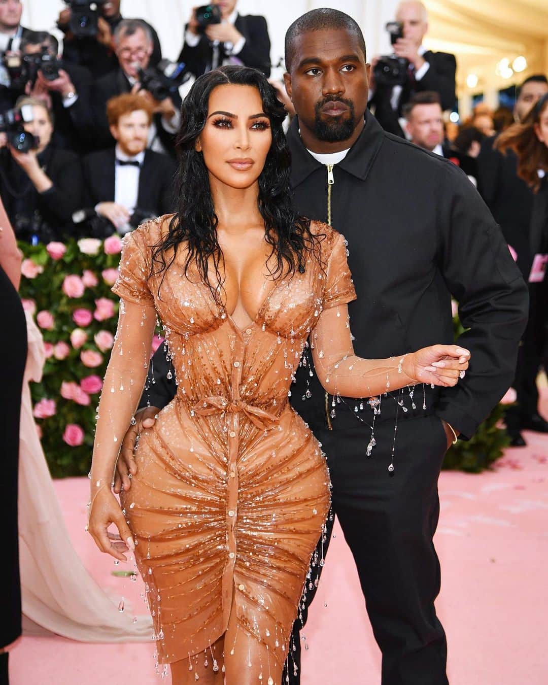 People Magazineさんのインスタグラム写真 - (People MagazineInstagram)「The Kardashian Wests are a total mood tonight at the Met Gala! 😍 Kim Kardashian is dripping style on the carpet in her Mugler dress that took 8 months to custom design. We see why it took so long! ❤️| 📷: Dimitrios Kambouris/Getty, Dia Dipasupil/FilmMagic」5月7日 9時34分 - people