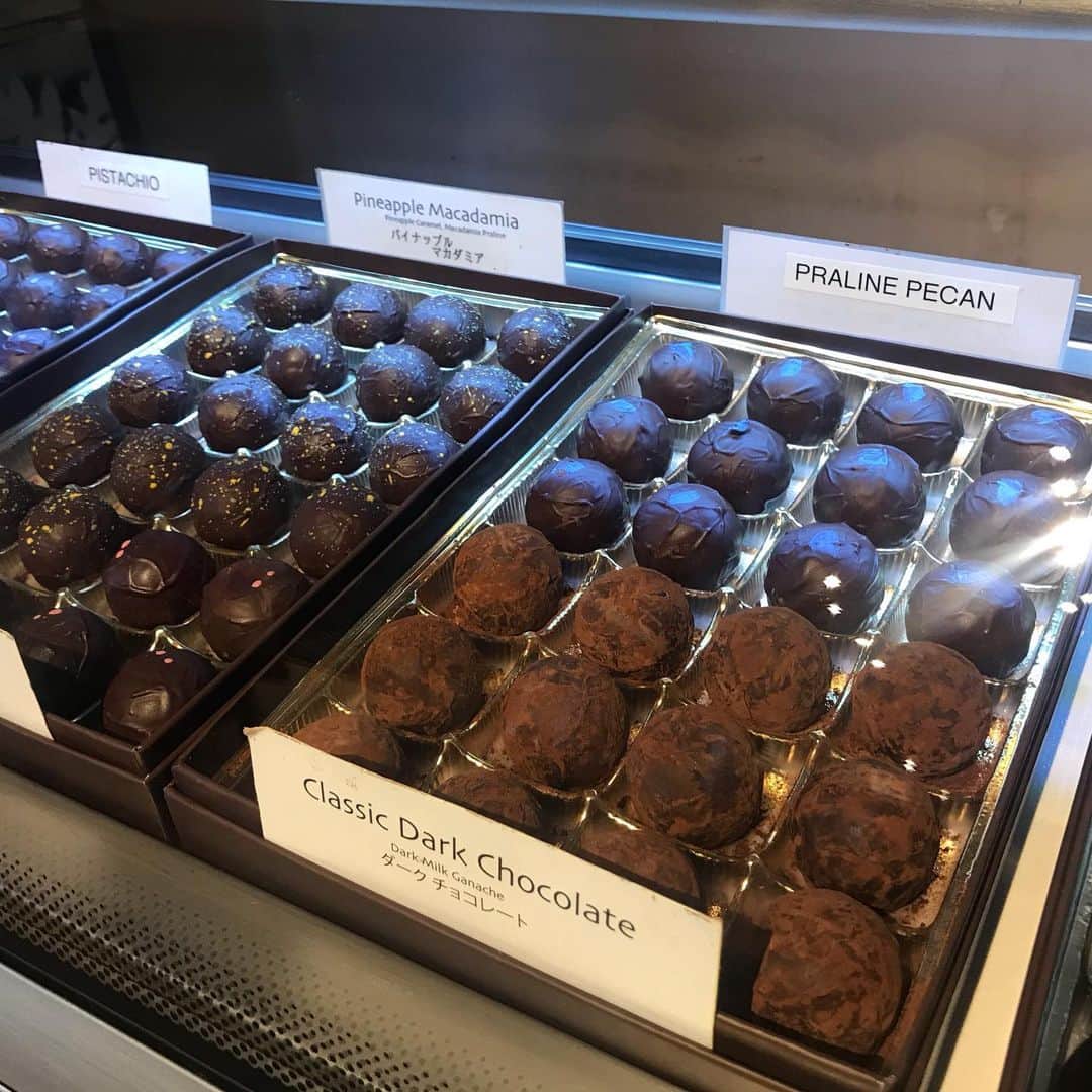 Aloha Street アロハストリートさんのインスタグラム写真 - (Aloha Street アロハストリートInstagram)「お土産にもピッタリなマノアチョコレート🍫 チョコ好きな私にとっては天国のような場所🤤 色々な味をテイスティングしながら選べるのですが、「チョコってこんなに色んな味わいがあるのね✨」と感激しちゃいます😆（ナオコ） #hawaii #kailua #chocolate #cacao #ハワイ #ハワイ好きな人と繋がりたい #カイルア #チョコ #チョコ好き #ハワイ土産」5月7日 9時37分 - alohastreetcom_hawaii