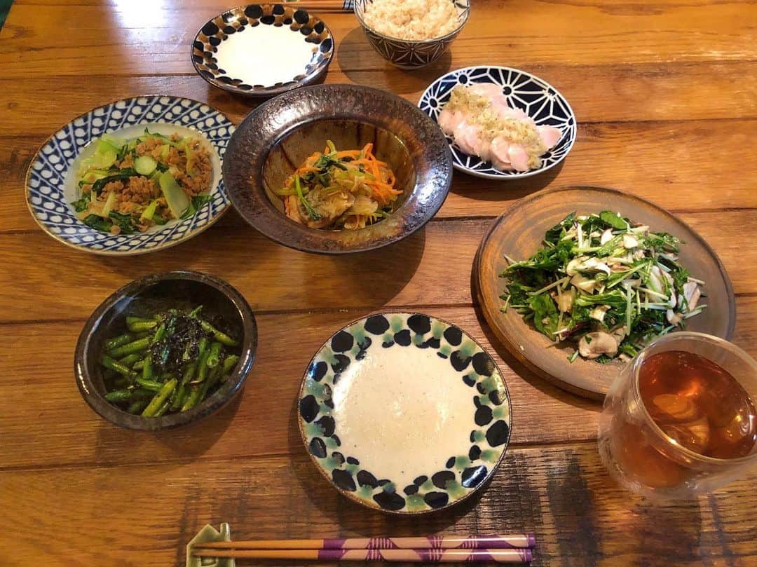 のインスタグラム：「ㅤㅤㅤ ㅤㅤㅤ 【Dinner】 ✔︎ミックスリーフとマッシュルームのサラダ ✔︎アジの南蛮漬け ✔︎鶏ハム ✔︎青梗菜とソイミートのオイスター炒め ✔︎インゲンの塩昆布ナムル ㅤㅤㅤ 注目はストーリーにも書いた鶏ハム。 久しく使ってなかった #シャトルシェフ で 低温調理してみたんだけど、この色合いと食感に 若干不安を覚えるくらい柔らかくて美味しかった…。 でも、ちゃんと温度管理できる低温調理機買おうと思います。 しかし、まじ鶏ハムがお店レベルだった🤤」