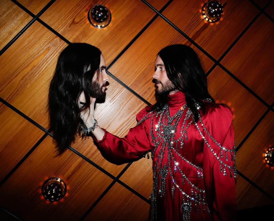 グッチさんのインスタグラム写真 - (グッチInstagram)「Carrying a replica of his head, @jaredleto takes a photo before the 2019 #MetGala co-chaired by @alessandro_michele. Photo by @bradelterman. @metcostumeinstitute #MetCamp #AlessandroMichele #CostumeInstitute Visual and special effects creative factory @makinariumsfxvfx.」5月7日 9時38分 - gucci