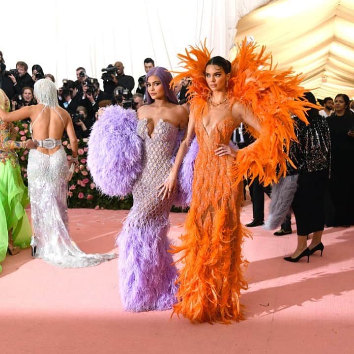 New York Times Fashionさんのインスタグラム写真 - (New York Times FashionInstagram)「"Birds. But make them fashion." — Kendall and Kylie. (Kendall and Kylie did not actually say that). More from the #metgala in our link in bio. Photo by @karstenmoran.」5月7日 9時49分 - nytstyle