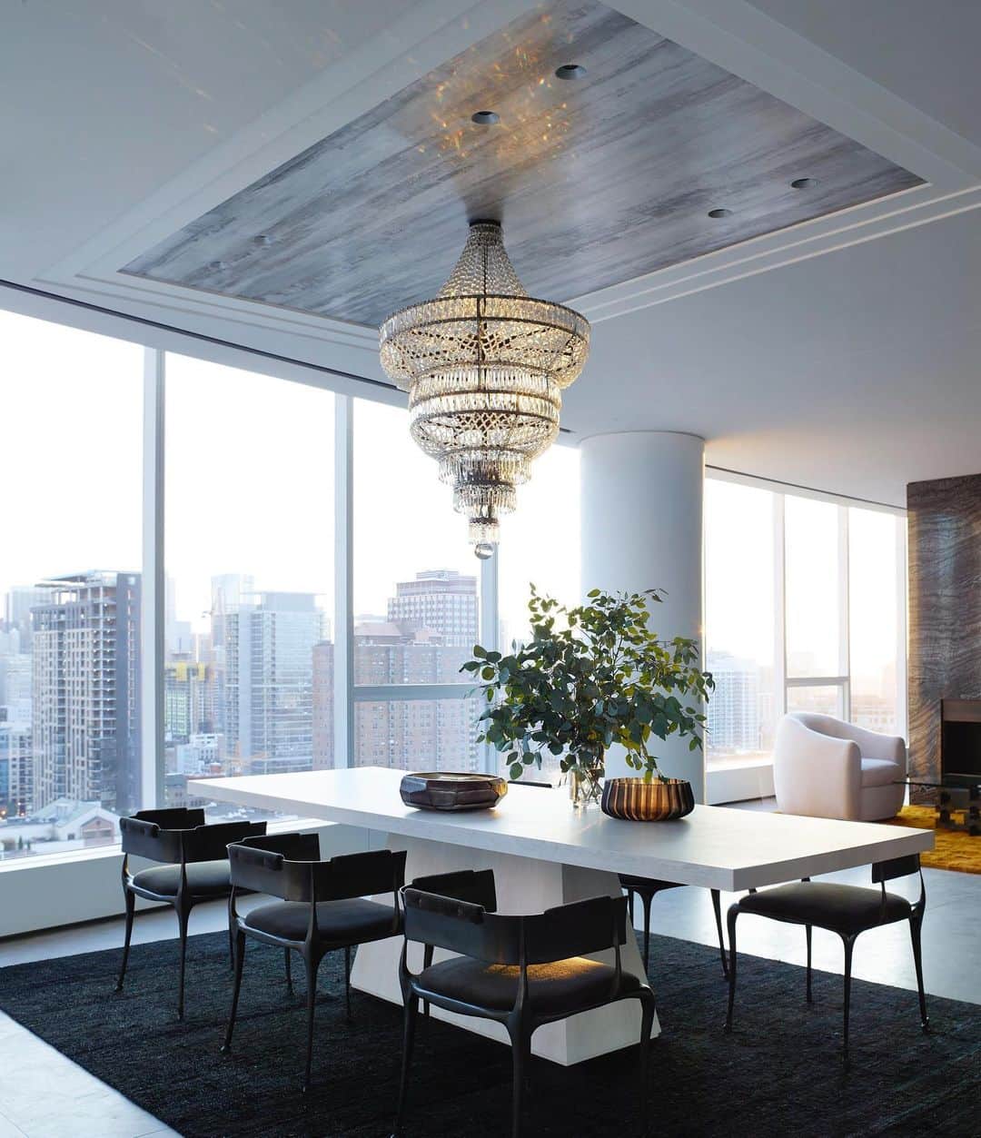 ELLE DECORさんのインスタグラム写真 - (ELLE DECORInstagram)「What's better than dining with a view? Floor-to-ceiling windows make a statement in the dining area of a minimalist apartment in Chicago's Gold Coast historic district. Crafted by @karamanndesign and inspired by fashion designer @tomford, the airy, gallery-like space is fit for entertaining. To complete the design scheme, Mann commissioned the artist @stevenhettrichstudios to create a polished Venetian plaster and waxed silver metallic finish on the ceiling directly above the dining table. It also features a custom chandelier by @delapuenteantiques and chairs by @paulmathieudesign. Click the link in bio for the full house tour, as featured in our May 2019 issue. Photography by @richardpowersphoto」5月7日 9時49分 - elledecor