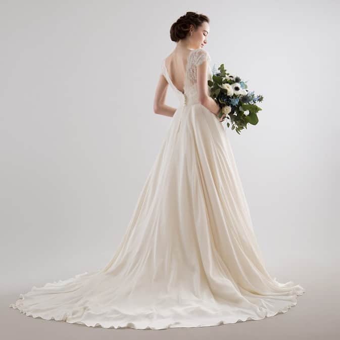ホテルモントレ銀座 ブライダルサロンのインスタグラム：「ホテルモントレ銀座 衣裳サロンより👗 . 新作ウェディングドレスのご紹介です♡  #ホテルモントレ銀座 #ホテルモントレラスール銀座  #モントレ花嫁  #wedding  #花嫁  #結婚式  #ウェディングドレス  #ドレス試着  #ブライダリウムミュー  #ブライダリウムミュー銀座  #ミュー嫁  #プレ花嫁  #卒花嫁  #令和 #令和婚  #2019  #ginza  #ブライダル  #ヘアメイク  #フォトウェディング  #フォトジェニック」