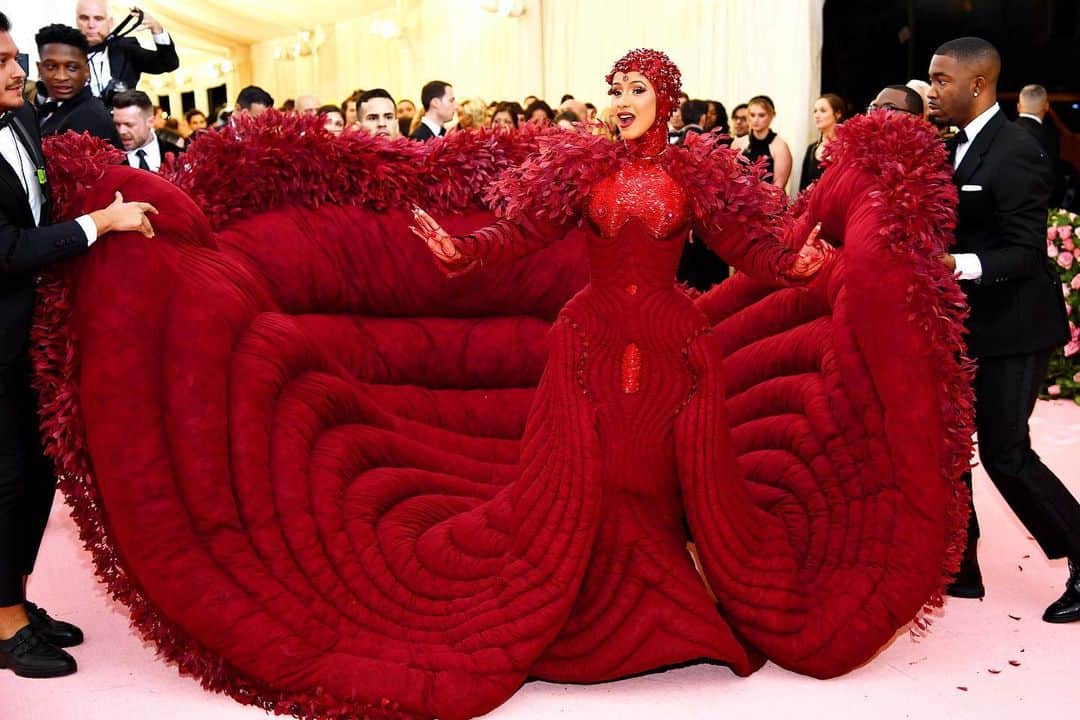 WHO WHAT WEARさんのインスタグラム写真 - (WHO WHAT WEARInstagram)「Cardi always crushes it. #MetGala photo: getty images」5月7日 9時49分 - whowhatwear