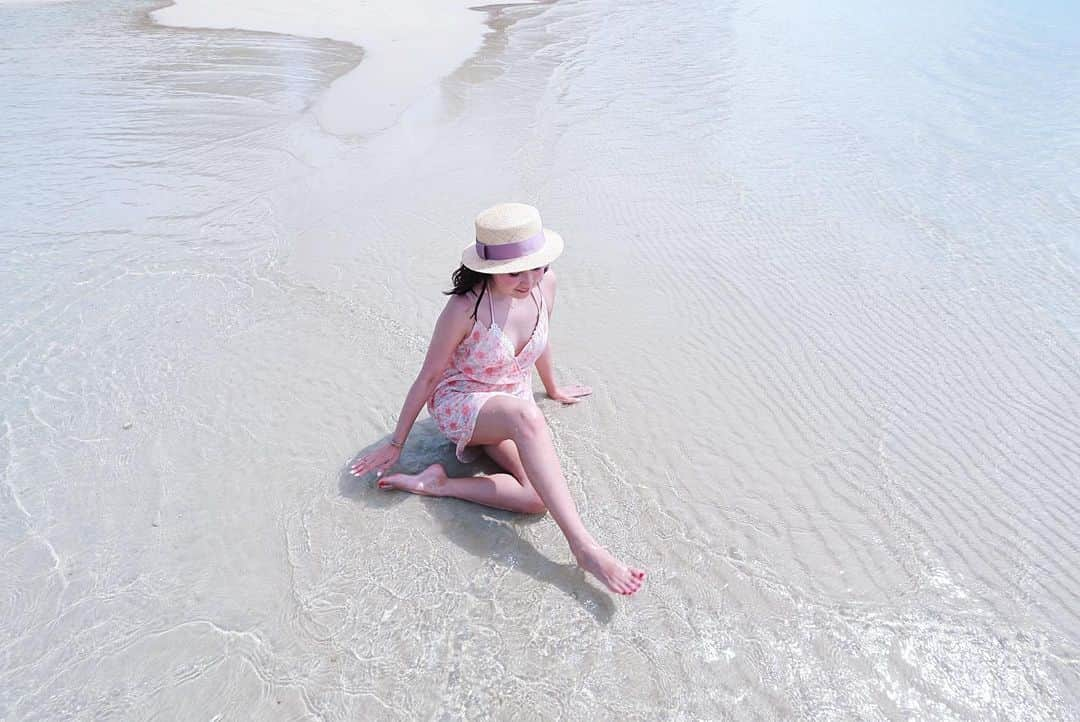 樋口智恵子さんのインスタグラム写真 - (樋口智恵子Instagram)「Paradise🏝💙☀️ @capeandkantary Cape Fahn Hotel  Low tide clear beach💙 . . . . GW終わってしまった。。。サムイ島のケープファンは本当に天国の様な場所☀️必ず再訪したいホテルの一つになりました💙 干潮時はかなりの遠浅で、本島まで歩いて渡れます💙小さなお魚も泳いでいて毎日海に出て遊びました🏝 . . . . #capefahnhotel #capeandkantary #kohsamui #luxuryhotel #slh #smallluxuryhotels #ilovethailand #beach #サムイ島 #gw旅行 #beautifulbeach」5月7日 9時59分 - chieko_higuchi