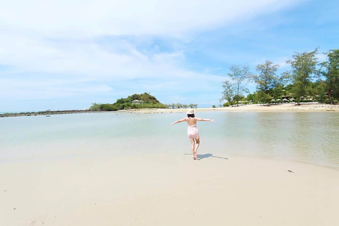 樋口智恵子さんのインスタグラム写真 - (樋口智恵子Instagram)「Paradise🏝💙☀️ @capeandkantary Cape Fahn Hotel  Low tide clear beach💙 . . . . GW終わってしまった。。。サムイ島のケープファンは本当に天国の様な場所☀️必ず再訪したいホテルの一つになりました💙 干潮時はかなりの遠浅で、本島まで歩いて渡れます💙小さなお魚も泳いでいて毎日海に出て遊びました🏝 . . . . #capefahnhotel #capeandkantary #kohsamui #luxuryhotel #slh #smallluxuryhotels #ilovethailand #beach #サムイ島 #gw旅行 #beautifulbeach」5月7日 9時59分 - chieko_higuchi