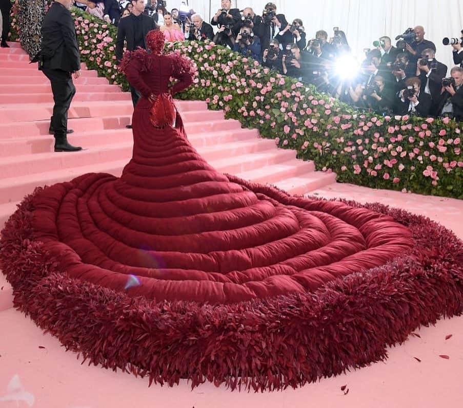 Good Morning Americaさんのインスタグラム写真 - (Good Morning AmericaInstagram)「CARDI B WOWS on the steps of the MET! #MetGala  SEE LINK IN BIO FOR MORE!」5月7日 9時52分 - goodmorningamerica