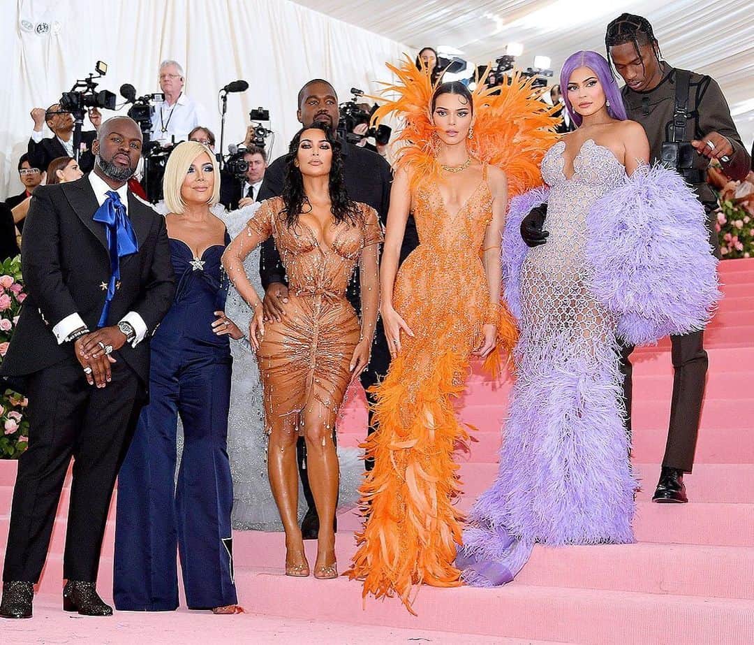 People Magazineさんのインスタグラム写真 - (People MagazineInstagram)「Now that's a family slay! 😍The Kardashian-Jenner family is looking fabulous as ever at the Met Gala! We're obsessed with all of these stylish looks. ❤️| 📷: Dia Dipasupil/FilmMagic」5月7日 9時52分 - people