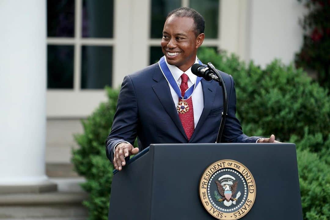 タイガー・ウッズのインスタグラム：「‪It’s an incredible privilege to be awarded the Presidential Medal of Freedom. Considering the recipients, history, and what this means to me and my family, it’s also very humbling. Thank you all for your support and I hope this inspires others to never give up on their dreams. ‬」