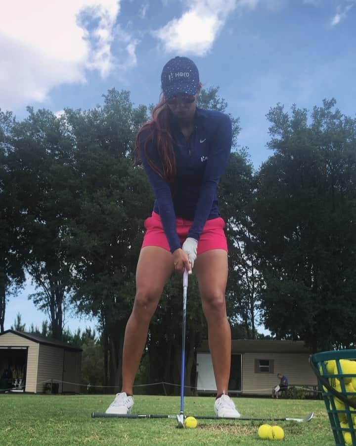 サミラ・ニコレットのインスタグラム：「My first full swing after a month of rehab and recovery. Slowly but surely. I had two disk bulges and a tear. Feels great to be back to the routine.  Unfortunately I have to pull out from the event at Gorgia this week to be ready 100% to come back strong. Looking forward to North Carolina!  𝗜 𝗵𝗮𝗱 𝘁𝗼 𝗳𝗮𝗰𝗲 𝗮 𝗹𝗼𝘁 𝗶𝗻 𝗺𝘆 𝗷𝗼𝘂𝗿𝗻𝗲𝘆 𝗳𝗼𝗿 𝟭𝟳 𝘆𝗲𝗮𝗿𝘀, 𝗮 𝗹𝗼𝘁 𝗼𝗳 𝘀𝗮𝗰𝗿𝗶𝗳𝗶𝗰𝗲𝘀, 𝗱𝗶𝗳𝗳𝗶𝗰𝘂𝗹𝘁𝗶𝗲𝘀, 𝗰𝗵𝗮𝗹𝗹𝗲𝗻𝗴𝗲𝘀, 𝗮𝗻𝗱 𝗶𝗻𝗷𝘂𝗿𝗶𝗲𝘀. 𝗜𝗻𝗷𝘂𝗿𝗶𝗲𝘀 𝗮𝗿𝗲 𝗽𝗮𝗿𝘁 𝗼𝗳 𝗮 𝘀𝗽𝗼𝗿𝘁𝘀𝗺𝗲𝗻 𝗹𝗶𝗳𝗲. 𝗜𝘁 𝗴𝗶𝘃𝗲𝘀 𝘆𝗼𝘂 𝗽𝗲𝗿𝘀𝗽𝗲𝗰𝘁𝗶𝘃𝗲. 𝗣𝗮𝘁𝗶𝗲𝗻𝗰𝗲 𝘁𝗵𝗿𝗼𝘂𝗴𝗵 𝗶𝘁 𝗮𝗹𝗹 𝗶𝘀 𝗸𝗲𝘆. 𝗜 𝗯𝗲𝗹𝗶𝗲𝘃𝗲 𝘁𝗵𝗮𝘁 𝘁𝗵𝗲 𝗿𝗼𝗮𝗱 𝘁𝗼 𝗮𝘁𝗵𝗹𝗲𝘁𝗶𝗰 𝗴𝗿𝗲𝗮𝘁𝗻𝗲𝘀𝘀 𝗶𝘀 𝗻𝗼𝘁 𝗺𝗮𝗿𝗸𝗲𝗱 𝗯𝘆 𝗽𝗲𝗿𝗳𝗲𝗰𝘁𝗶𝗼𝗻, 𝗯𝘂𝘁 𝘁𝗵𝗲 𝗮𝗯𝗶𝗹𝗶𝘁𝘆 𝘁𝗼 𝗰𝗼𝗻𝘀𝘁𝗮𝗻𝘁𝗹𝘆 𝗼𝘃𝗲𝗿𝗰𝗼𝗺𝗲 𝗮𝗱𝘃𝗲𝗿𝘀𝗶𝘁𝘆! 𝗧𝗼 𝗻𝗲𝘃𝗲𝗿 𝗴𝗶𝘃𝗲 𝘂𝗽 𝗼𝗿 𝗴𝗶𝘃𝗲 𝗶𝗻 ✊🏻」