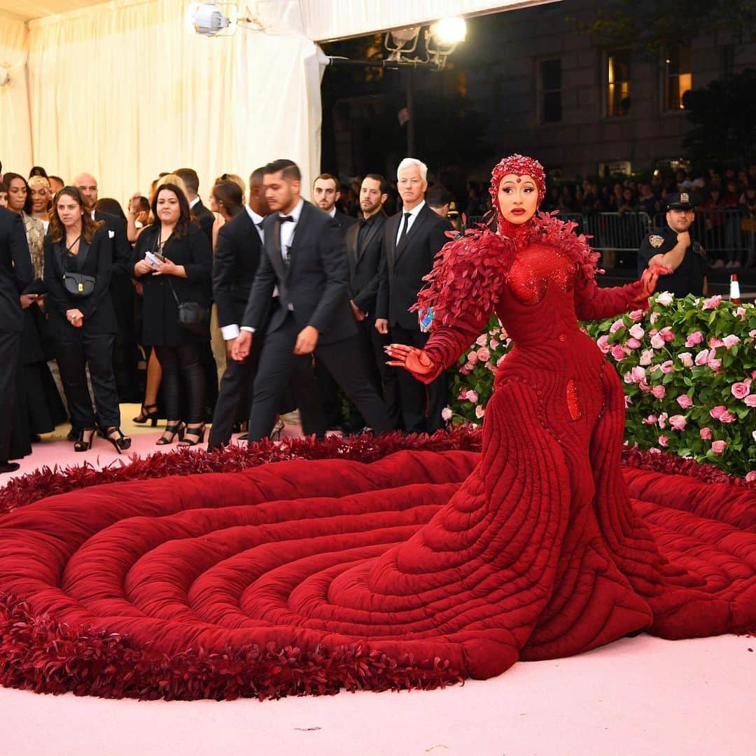 barneysnyofficialさんのインスタグラム写真 - (barneysnyofficialInstagram)「Did someone say “bloody moves?” @iamcardib in an oxblood custom @thombrowneny gown for the Met Gala.」5月7日 9時56分 - barneysny