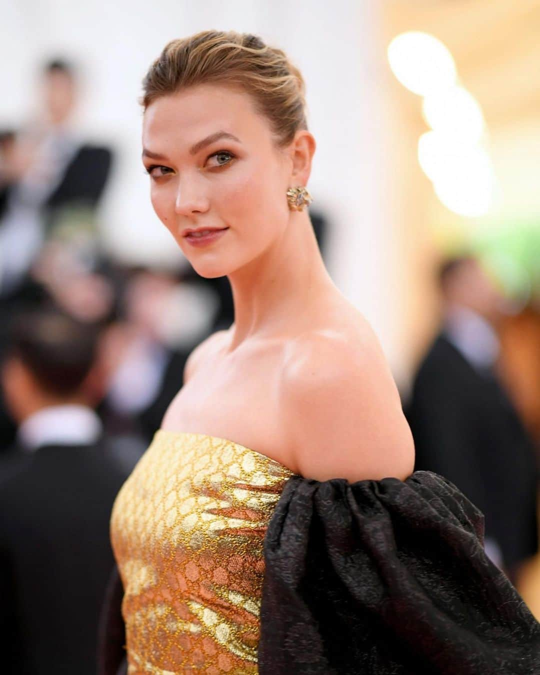 マラ・ロザックさんのインスタグラム写真 - (マラ・ロザックInstagram)「This stunner ✨ #KarlieKloss tonight at #MetGala2019 with a textured clean bun. Stunning make up by @melaniemakeup 🌟 styling products @tresemme #TRESpartner」5月7日 10時03分 - mararoszak