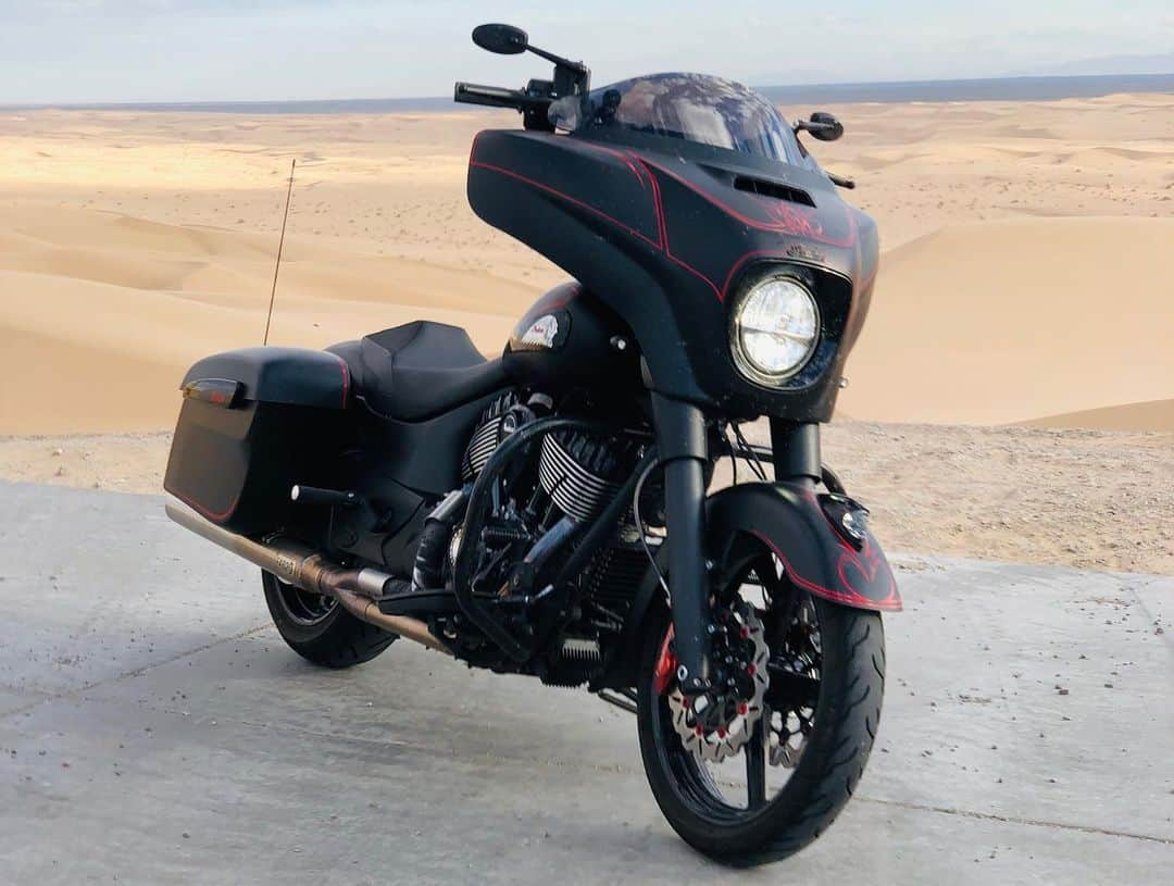 ケアリー・ハートさんのインスタグラム写真 - (ケアリー・ハートInstagram)「Ended up at Glamis on day 8. Brought the wrong bike 😂. @indianmotorcycle」5月7日 10時04分 - hartluck