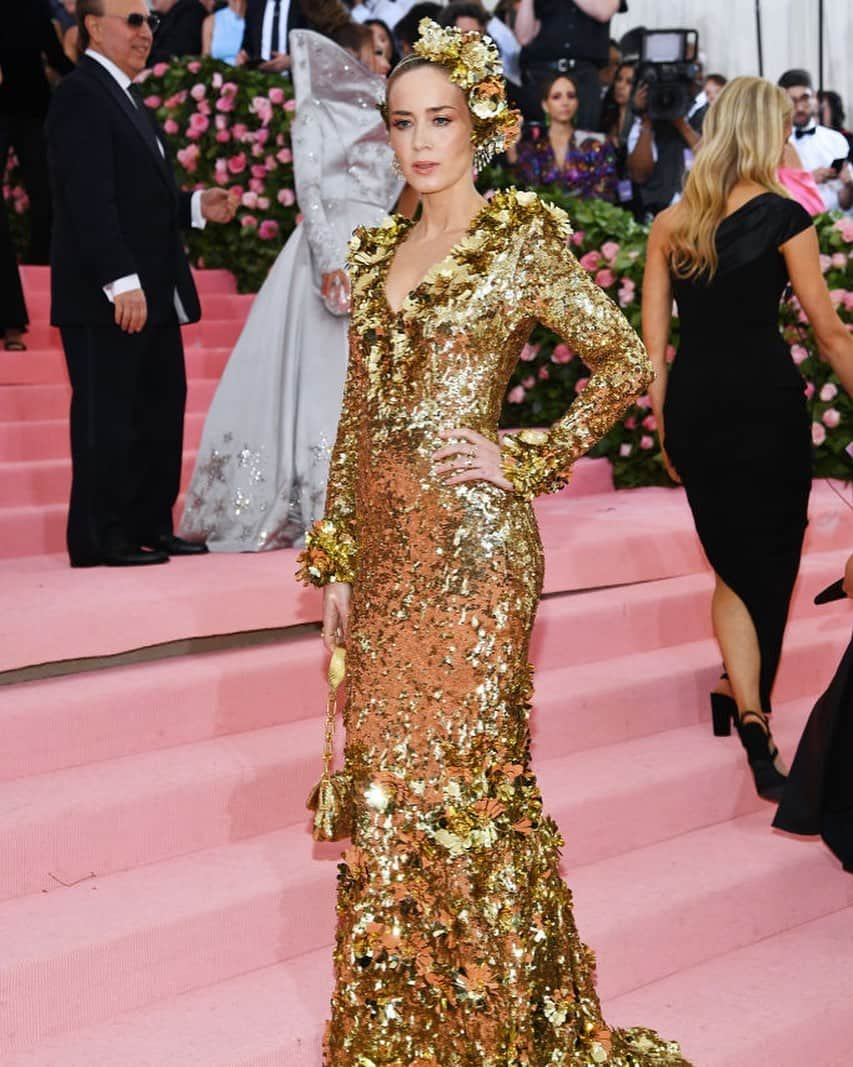 Good Morning Americaさんのインスタグラム写真 - (Good Morning AmericaInstagram)「Dripping in gold - Emily Blunt looks divine tonight! #MetGala  SEE LINK IN BIO FOR MORE!」5月7日 10時05分 - goodmorningamerica