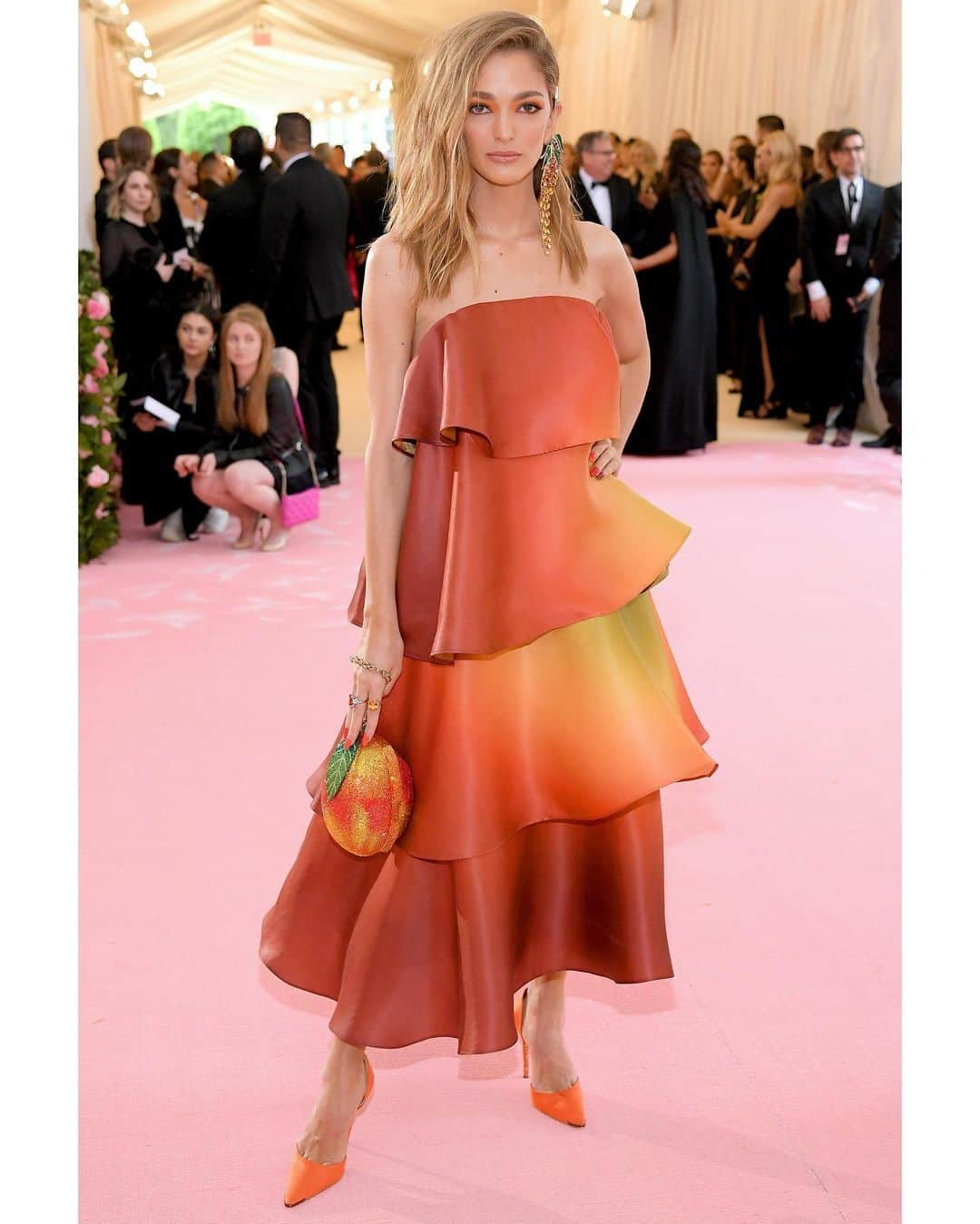 MANGOさんのインスタグラム写真 - (MANGOInstagram)「Sofía Sánchez de Betak arrives to the red carpet of the #MetGala wearing a made-to-order #Mango look.  The strapless dress has been created in a custom-printed taffeta that evokes the colours of a mango, the fruit, following the Camp concept of this year’s gala, a playful, ironic and extravagant take on fashion.  Dazzling accesories complete the look. Two earrings are combined in the same ear: the earcuff imitates leaves through inlaid green-lawn-coloured crystals, while a cascade earring replicates a mango.  The leather handbag is covered by hundreds of micro-crystals taking the tonalities of the fruit, with a leaf-like top.  To finish the look, @chufy is wearing a pair of lounge heels made in orange satin and with a fine back heel.  #MangoxMetGala #MetGala #Mango」5月7日 10時10分 - mango