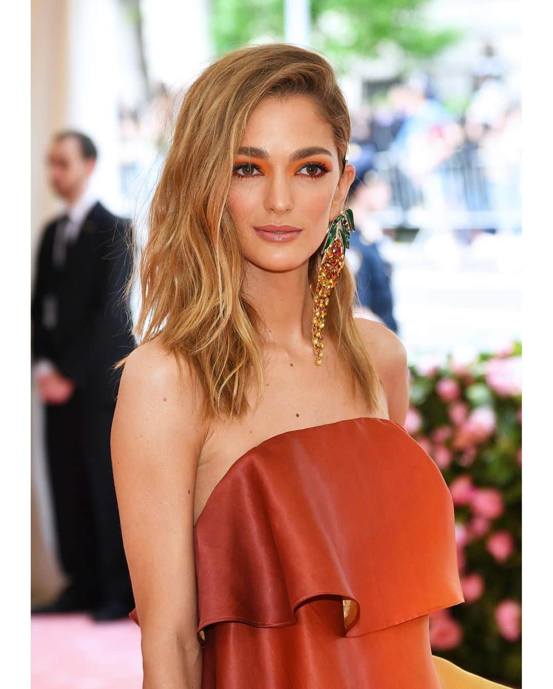 MANGOさんのインスタグラム写真 - (MANGOInstagram)「Sofía Sánchez de Betak arrives to the red carpet of the #MetGala wearing a made-to-order #Mango look.  The strapless dress has been created in a custom-printed taffeta that evokes the colours of a mango, the fruit, following the Camp concept of this year’s gala, a playful, ironic and extravagant take on fashion.  Dazzling accesories complete the look. Two earrings are combined in the same ear: the earcuff imitates leaves through inlaid green-lawn-coloured crystals, while a cascade earring replicates a mango.  The leather handbag is covered by hundreds of micro-crystals taking the tonalities of the fruit, with a leaf-like top.  To finish the look, @chufy is wearing a pair of lounge heels made in orange satin and with a fine back heel.  #MangoxMetGala #MetGala #Mango」5月7日 10時10分 - mango