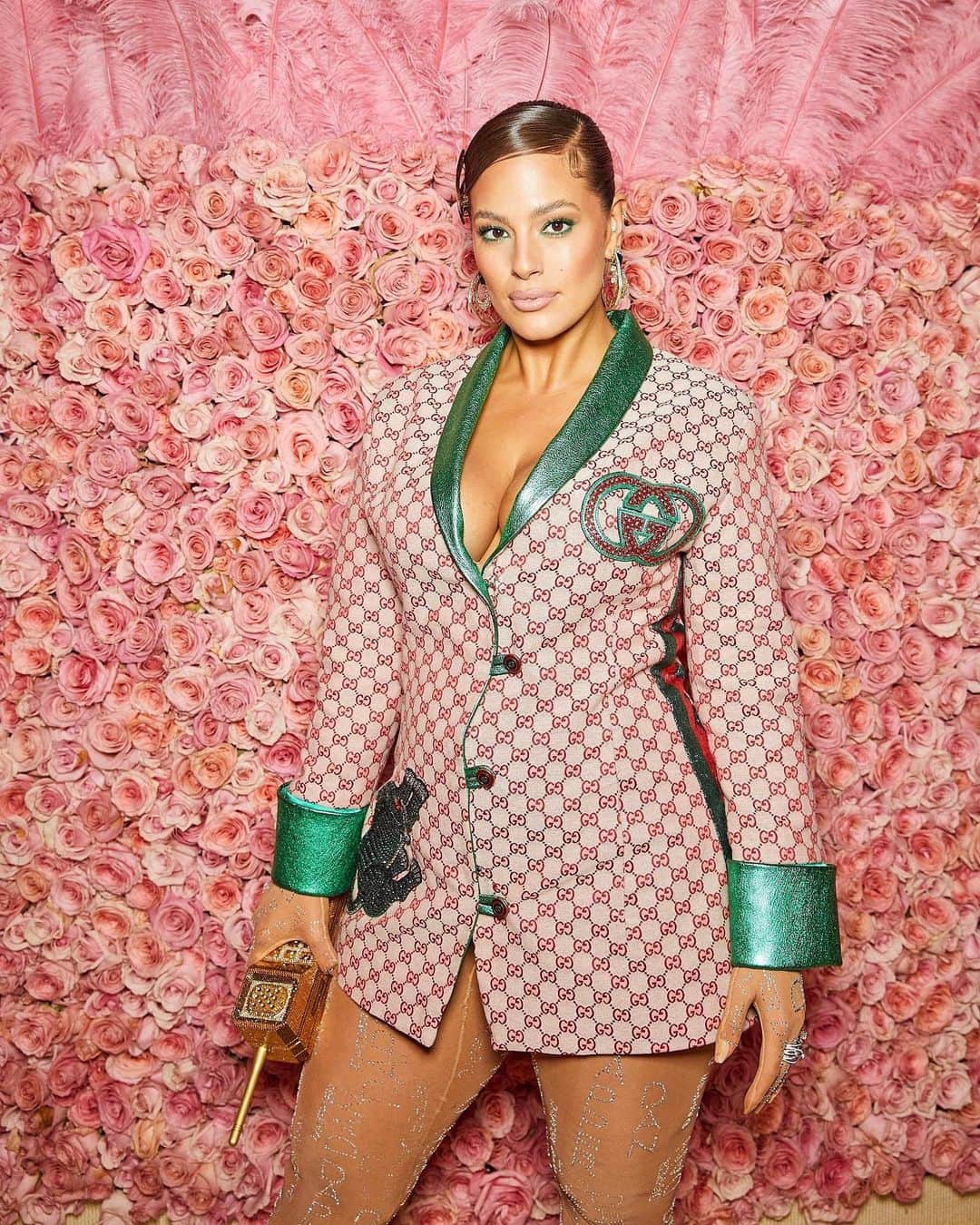 Vogue Runwayさんのインスタグラム写真 - (Vogue RunwayInstagram)「The 2019 #MetGala is hardly lacking for spectacular red carpet moments. Here, @ashleygraham walked the carpet in @gucci. Tap the link in our bio to see the full red carpet.  Photographed by @coreytenold.」5月7日 10時12分 - voguerunway