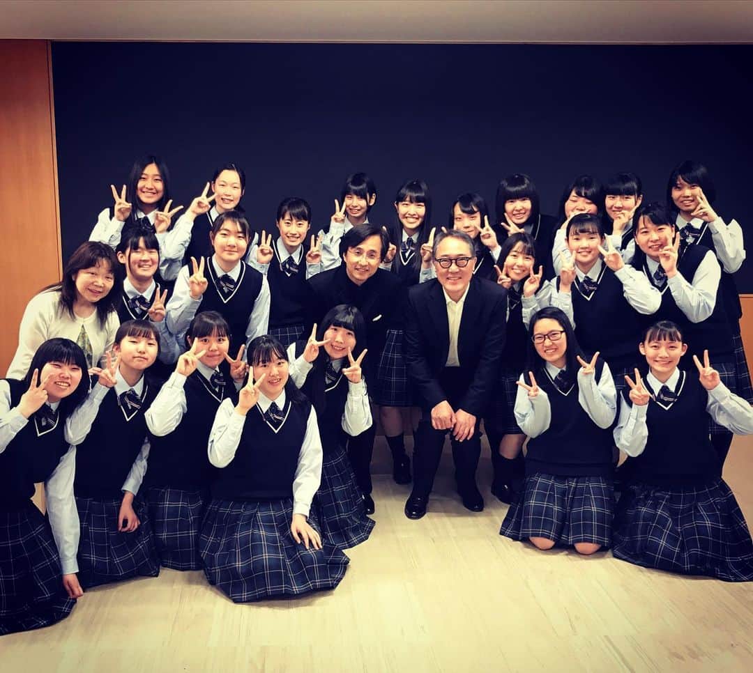 佐野史郎のインスタグラム：「ゴジラvs札響 札幌山の手高等学校合唱部のみなさんと。 終盤、レクイエムが流れるシーンではリハーサルの時から涙腺緩みっぱなしT_T 素晴らしかったです🎶 指揮の和田薫さんと女子高生たちに囲まれてデレデレ^_^;」