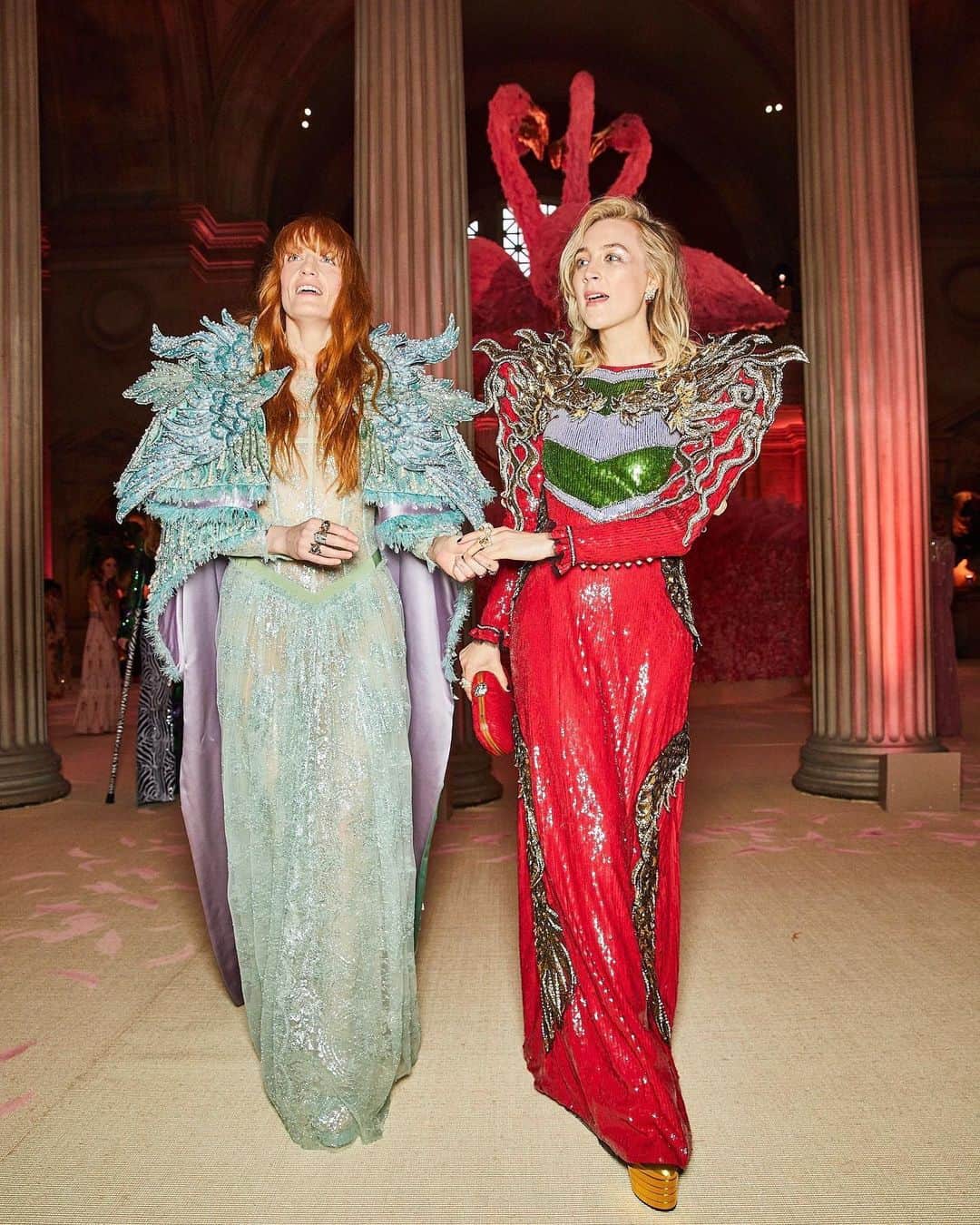 Vogue Runwayさんのインスタグラム写真 - (Vogue RunwayInstagram)「Florence Welch and Saoirse Ronan take in the scene at the #MetGala. Get a glimpse of every suit, cape, and gown that graced the Met’s dramatic front steps at the link in our bio. Photographed by @coreytenold」5月7日 10時22分 - voguerunway