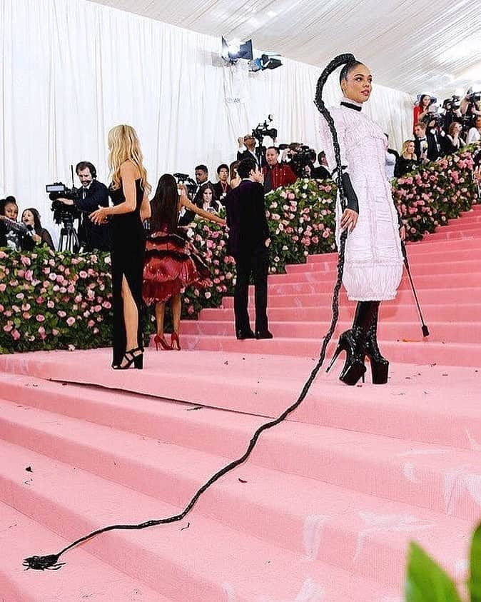 Lacy Redwayさんのインスタグラム写真 - (Lacy RedwayInstagram)「Hair turned into a whip .  How do you think we did with the theme this year ? #Camp #Metgala #TessaThompson #HairbyLacyRedway #metcamp」5月7日 10時24分 - lacyredway