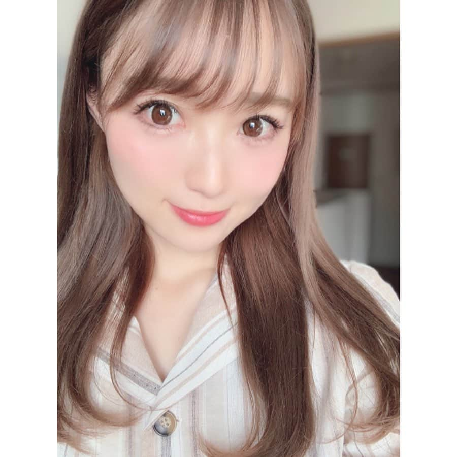 小越しほみさんのインスタグラム写真 - (小越しほみInstagram)「おはよう🌞🌞🌞 ・ 最近撮影とか大事な日の前日はミゼルDライン @micell_jp のジェルつけて寝てるんだけど、浮腫みとれるし目がいつもよりパッチリしてる気がする👁 ・ お酒とか寝不足とかですぐ浮腫んじゃうからこれあるとだいぶ安心🥺✨ ・ 黒い方がジェルで白い方は日中使う用のプッシャー付きグルーだよ🙆🏻 ・ というわけで撮影いってきまぁす🏃‍♀️💨 ・ #ミセルDライン #コスメ #cosmetics #コスメレポ #美容 #beauty #起きたら理想の二重 #二重メイク #二重 #instabeauty #selfie #自撮り #goodmorning #gutenmorgen #おはようございます」5月7日 10時26分 - shihomi1129