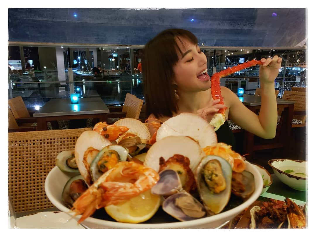 保坂玲奈さんのインスタグラム写真 - (保坂玲奈Instagram)「🦀 . いま一体どこに居るのか 混乱させる投稿。笑 . ケアンズはシーフードがめっちゃ 美味しくて、白ワインが進む🥺 . 毎日シーフード食べてた🥺🦐 . お世話になったメンバーと🍷💜 . . . #ケアンズ #cairns #Australia #オーストラリア #シーフード #れなお旅 #ケアンズグルメ #旅好き女子 #海外一人旅 #タビジョ #ケアンズ旅行 #ケアンズ観光  #ケアンズ情報」5月7日 10時27分 - __renao_0707