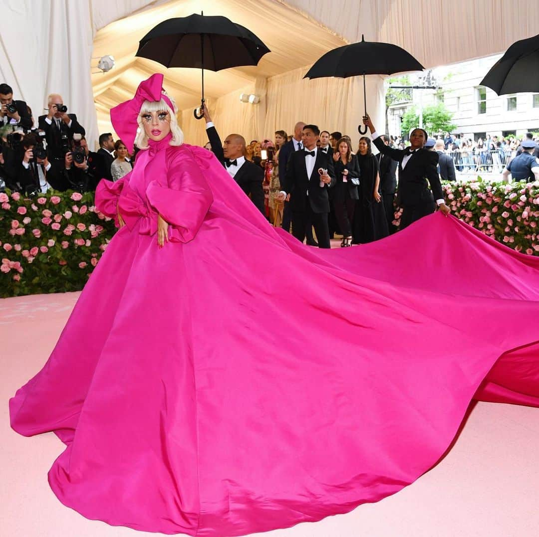 CNNさんのインスタグラム写真 - (CNNInstagram)「The #MetGala is known for delivering some of the most daring fashion statements of the year. This year's theme is "Camp: Notes on Fashion," and the charity benefit attracted a wide range of risqué looks. Lady Gaga had four outfit changes on the carpet while actor Billy Porter, decked all in gold, was carried in on a chaise by six shirtless men. The annual event at the Metropolitan Museum of Art in New York takes place on the first Monday of May and costs upwards of $30,000 a head to attend. (📸: Getty Images, AP, FilmMagic)」5月7日 10時30分 - cnn