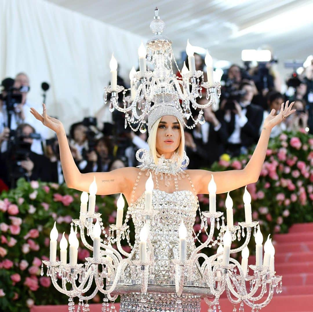 CNNさんのインスタグラム写真 - (CNNInstagram)「The #MetGala is known for delivering some of the most daring fashion statements of the year. This year's theme is "Camp: Notes on Fashion," and the charity benefit attracted a wide range of risqué looks. Lady Gaga had four outfit changes on the carpet while actor Billy Porter, decked all in gold, was carried in on a chaise by six shirtless men. The annual event at the Metropolitan Museum of Art in New York takes place on the first Monday of May and costs upwards of $30,000 a head to attend. (📸: Getty Images, AP, FilmMagic)」5月7日 10時30分 - cnn