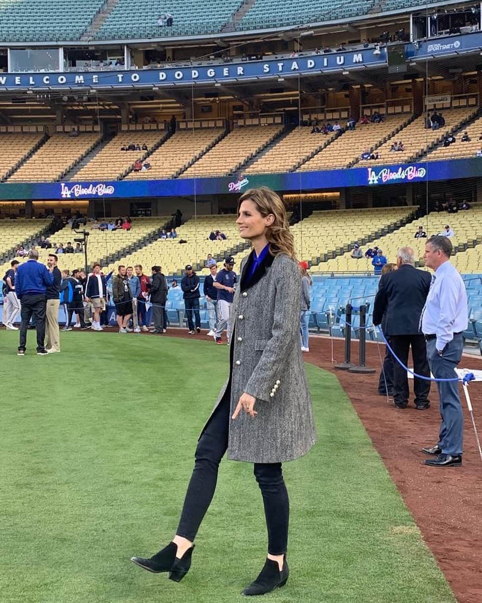 スタナ・カティックさんのインスタグラム写真 - (スタナ・カティックInstagram)「Walking onto the field at #DodgerStadium !!! 💙 Feeling pretty chuffed to be here. Thank you @dodgers for this perfect #SoCal experience. ⚾️」5月7日 10時30分 - drstanakatic