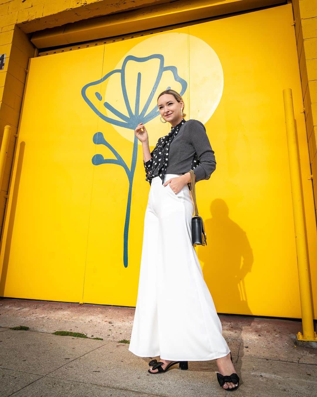 リズ・チェルカソワのインスタグラム：「Is there a rehab for flower addiction? Because I’m beginning to think I have a problem...」