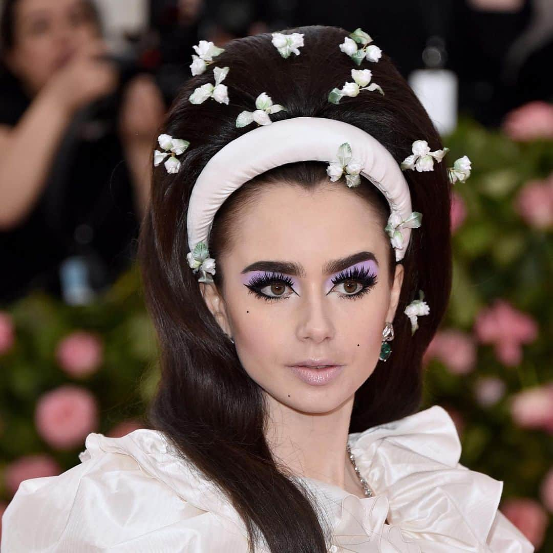 MTVさんのインスタグラム写真 - (MTVInstagram)「From #LadyGaga’s long lashes to #CaraDelevingne’s orange stripe, who had your favorite statement makeup at the #MetGala red carpet? 💄💅」5月7日 10時37分 - mtv