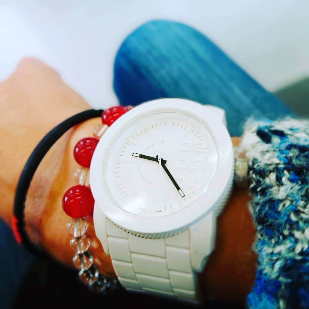 KAORUさんのインスタグラム写真 - (KAORUInstagram)「気分を変えたくて違う時計を引っ張り出してみたら電池切れ。  入れ換えてこれ！ なんでも右手に付ける。 腕時計は白しか持ってない。  こだわってないんだけど白が１番好きな色。  #Marvelouspro  #腕時計 #白 #右手 #DIESEL」5月7日 10時38分 - yukisaku_88