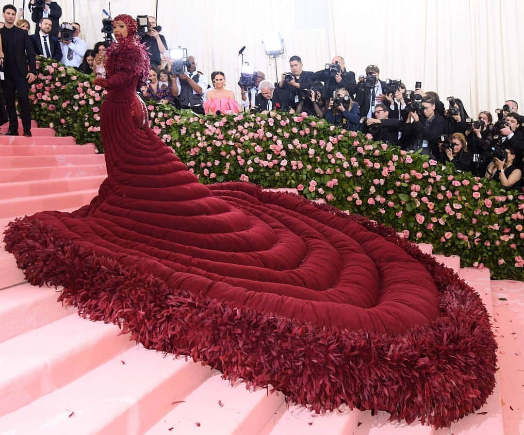 ELLE UKさんのインスタグラム写真 - (ELLE UKInstagram)「Cardi B just gave our bank holiday duvet wardrobe the #MetGala seal of approval ✌️LINK IN BIO for every outrageous A-list accessory hitting the red carpet」5月7日 10時43分 - elleuk