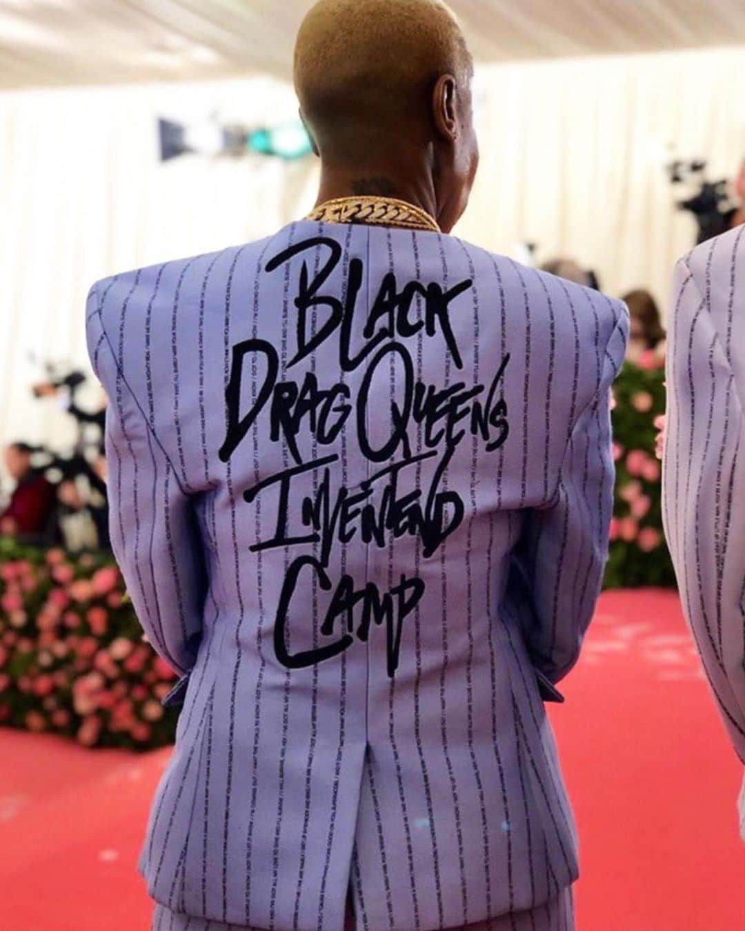 WHO WHAT WEARさんのインスタグラム写真 - (WHO WHAT WEARInstagram)「@lenawaithe with @kerbito in custom @pyermoss with a message (swipe ➡️). 💜 #metgala  photo 1: getty images photo 2: regram @lenawaithe」5月7日 10時45分 - whowhatwear