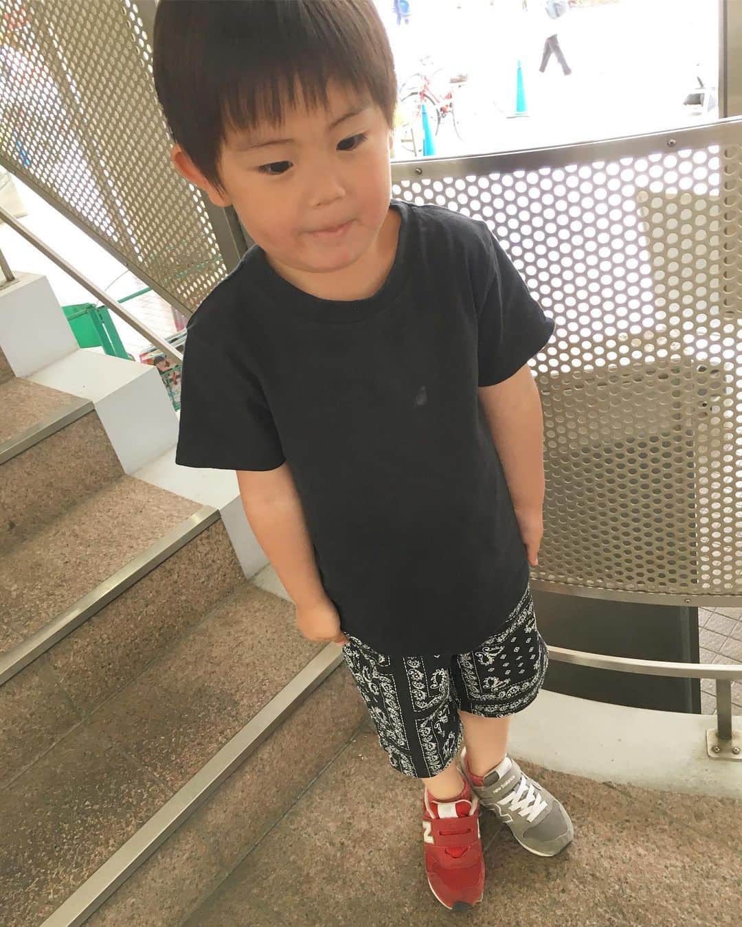 本多洸亮さんのインスタグラム写真 - (本多洸亮Instagram)「ほんとに流行ってるの！？ このスタイルがかっこいいんだって😭 こーちゃんもやりなよー！って… 子供の流行りは勉強になります。泣  #kidsfashion  #colourmix  #3歳児 #令和流行 #kidsstyle #kids_japan  #kidsshoes #わけわかめ」5月7日 10時47分 - kosuke_k42