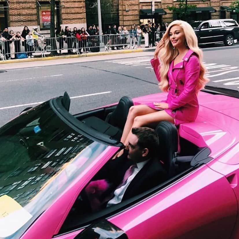 Dazed Magazineさんのインスタグラム写真 - (Dazed MagazineInstagram)「Come on Barbie let’s go yee-haw 💕🏎 @spaceykacey even co-ordinated her car with her outfit for the #MetGala2019 — which also included a @moschino hairdryer. 💨 #MetCamp #FullBarbie #LegallyBlonde」5月7日 10時50分 - dazed