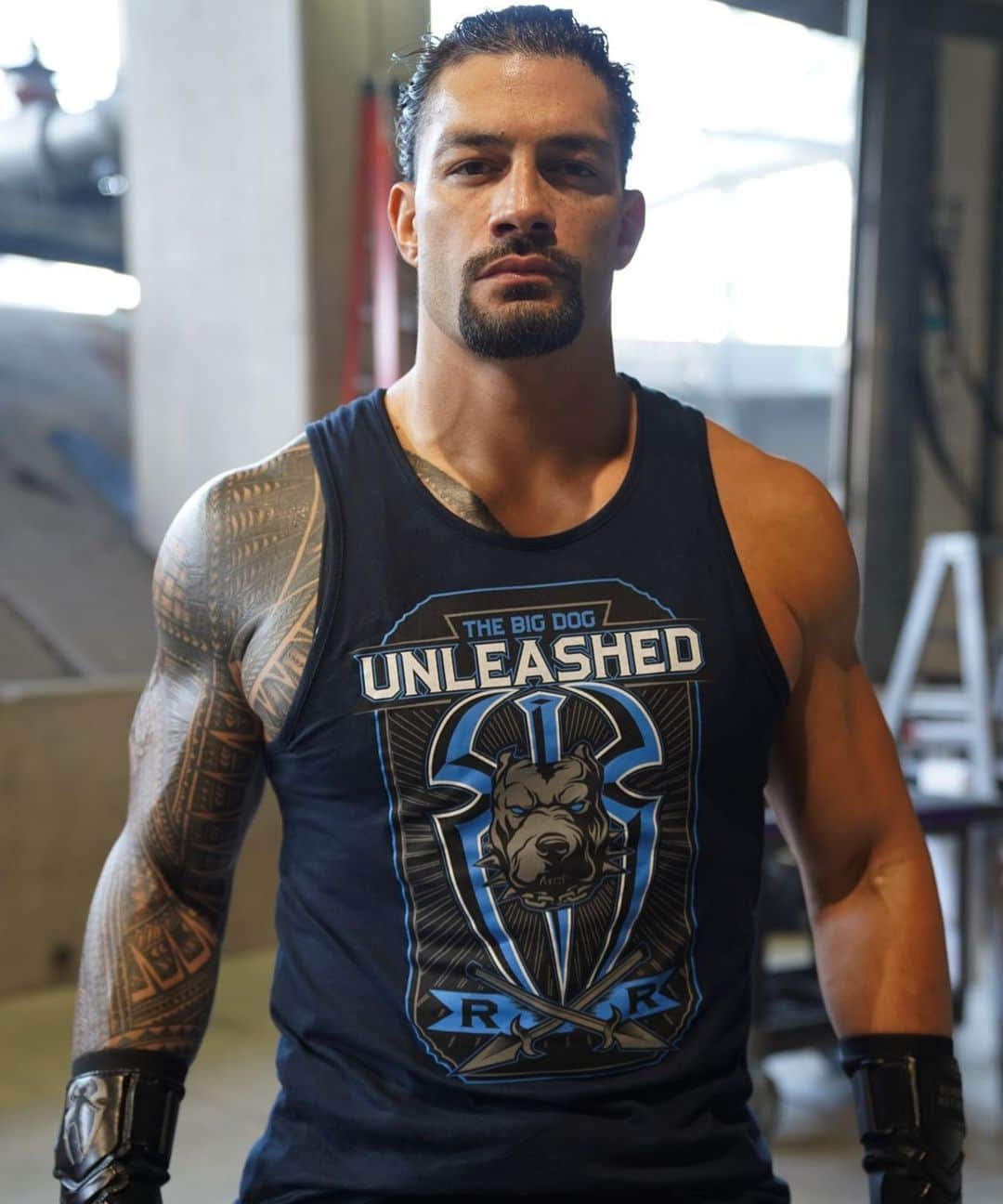 WWEさんのインスタグラム写真 - (WWEInstagram)「#SDLive’s @romanreigns is a wild card tonight on #Raw and he faces @dmcintyrewwe NEXT! Get his new shirt on @wweshop! #BigDogUnleashed」5月7日 10時55分 - wwe