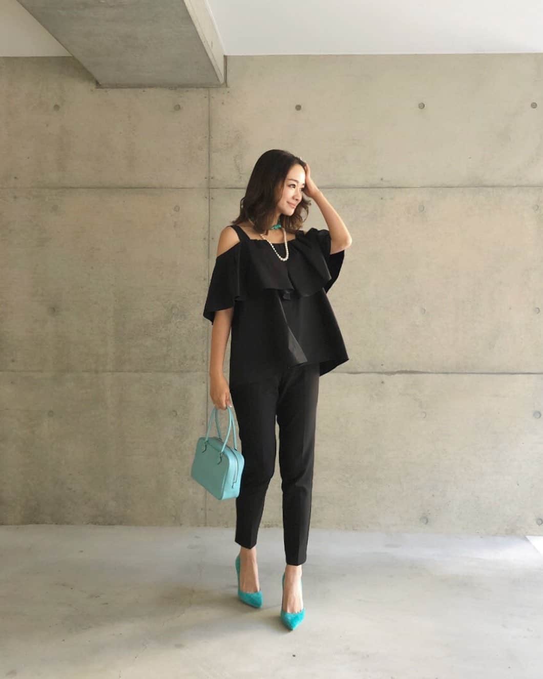 のインスタグラム：「今日はblack×turquoise blue🦋 オフショルブラウスは 来週１５日からスタートする 伊勢丹新宿の先行商品♡ ふわっと広がるボリュー&シワにならずハリがある生地が好き！ スカートとも相性◎ bag:#hermes pumps:#gianvitorossi  jewelry:#bijoudem . . #akiki#ss19#madeinjapan#akiki_isetan」