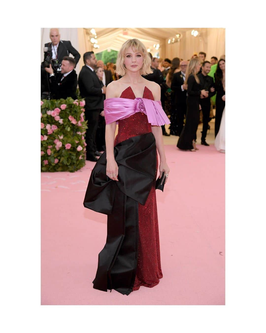 プラダさんのインスタグラム写真 - (プラダInstagram)「To the #MetGala, #CareyMulligan  wears a custom #Prada ruby red Swarovski crystal studded column gown with peaked strapless neckline, accented with a rosebud pink satin wrap at the shoulders, and exaggerated black satin bow on the skirt, ruby crystal studded cut-out sandals and a black satin clutch with contrast gold and silver clasp.  #PradaPeople #MetCamp」5月7日 10時56分 - prada