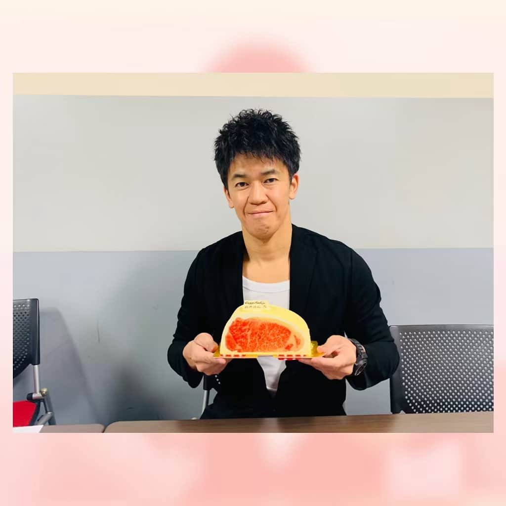 福田典子さんのインスタグラム写真 - (福田典子Instagram)「昨日は「卓球ジャパン！」でお世話になっている武井壮さんのお誕生日でした🎊💕 . 高級和牛…のようなケーキにびっくりしてくださっていました🤗✨ . 武井壮さん、お誕生日おめでとうございます🌸🌸🌸 . そして、収録した「卓球ジャパン！」では、 平野早矢香さんが現地で見てきた世界卓球2019を総ざらい！ . "完全保存版"の振り返りを5月11日、18日、25日の22時からBSテレ東で放送します😤🔥 . 「卓球ジャパン！」お楽しみに☺️💓 . #happybirthday  #happybday #bday #bdaycake」5月7日 10時59分 - norikofukuda212