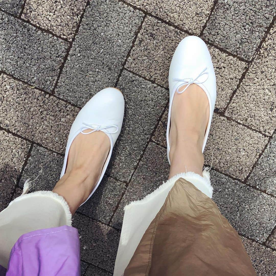 よっこさんのインスタグラム写真 - (よっこInstagram)「GWに履こうと思って買った#オデットエオディール の #シューズ 。 実際、公園遊びや子連れだと汚れる日々だったからやっと今日履けた！ #白い靴 #春夏シューズ」5月7日 11時02分 - nanayokko