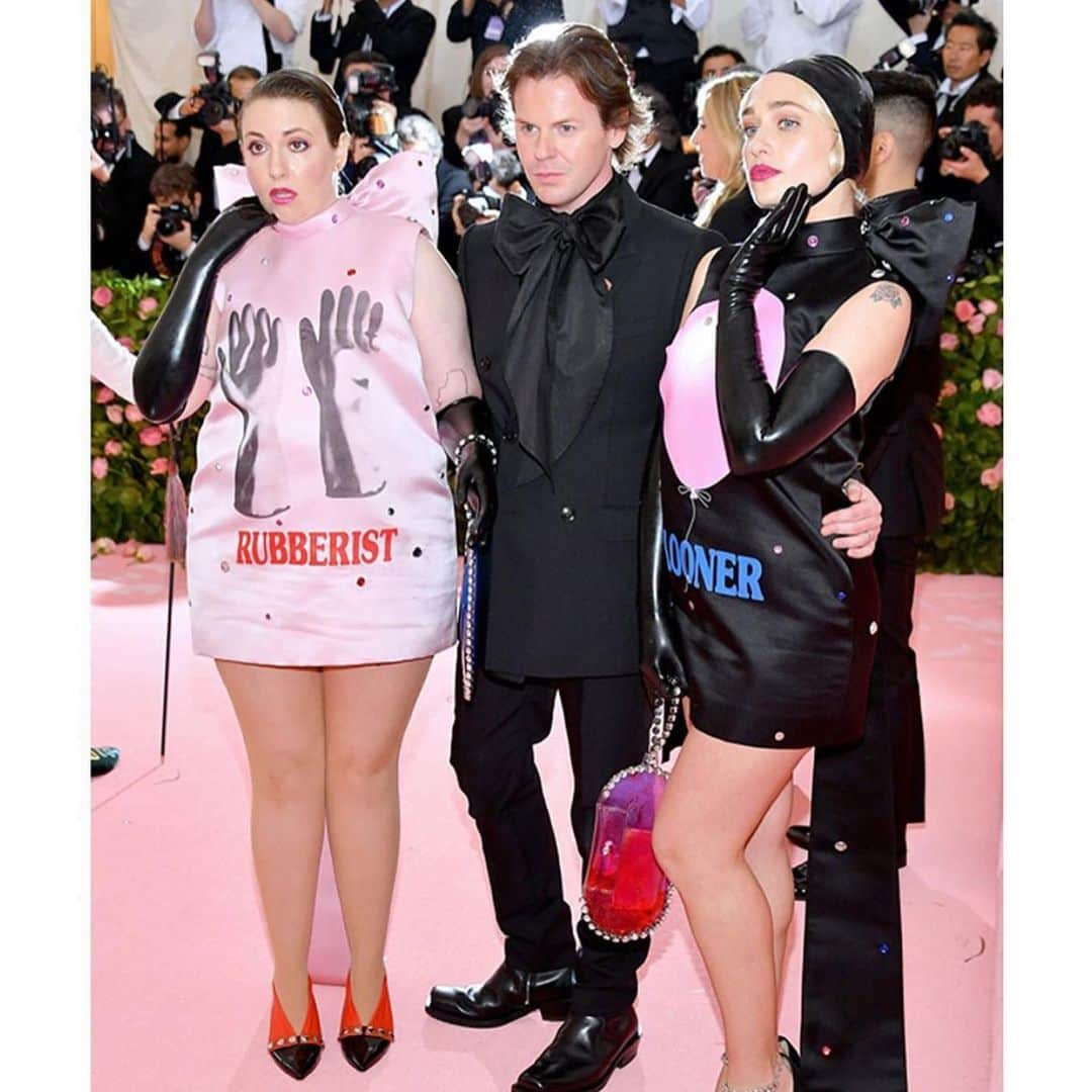 レナ・ダナムさんのインスタグラム写真 - (レナ・ダナムInstagram)「Who wants to cum over l8r to wash the glitter off our latex? #metgala2019 #notesoncamp #bestthemeever」5月7日 11時05分 - lenadunham