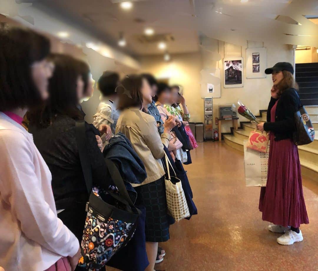 のインスタグラム：「公演中はありがとうございました。 平成から令和にかけて10連休 毎日毎日いらしてくださった皆様！ 連休なのにありがとう。 会えて嬉しかったです。 . どこにいても毎朝ラジオ体操をして、どこにいても毎日ご飯を炊いて その日の事はその日のうちに終わらせて平成から令和にかわっても、何も変わりません。 平成の間に男役から女優に変わったけど、それは環境が 私のスタイルを変えてくれるので、わざわざ変えようとしなくても、自然に何もかも変るので面白いです。  まずは、令和になっても、これからも宜しくお願いします。 . . . . . #大和悠河  #yugayamato #令和  #毎日入り出 #ファンクラブ  #ラジオ体操 #ご飯炊いて」