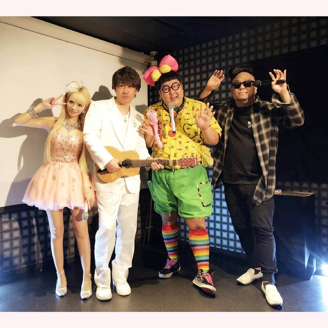 のインスタグラム：「エンディングにみんなで写真撮ったよぉ♡ダブルネームは本当にこの業界に入ってからずーっとお兄ちゃん的存在でいつも色々教えてくれたり、何も出来なかった私のフォローをしてくれたり本当にお世話になってる2人だよぉ♡そして魔法使い太郎ちゃんにも前回同様今回も本当にお世話になりましたぁ♡♡♡♡♡♡ ------スケジュール-----♡♡♡♡♡♡♡♡♡♡ 【歌芸夢者】 5月18日(土)28日(日)♡♡♡♡♡♡ ♡♡♡♡♡♡. 【札幌STER CLUB】 5月7日(火)〜12日(日) . . . .  #お姫様#princess#お仕事　依頼お受けします#令和#ものまね#バービー#ダブルネーム#ステージ#小悪魔ageha#モデル#タレント#model#パフォーマンス#pink #りぼん #プリンセス #EXILE  #企業#event#ドール#beauty#可愛い モノが好き#ファッション #洋服 #hair#イベント #女の子 #浜崎あゆみ 様#Fashion」