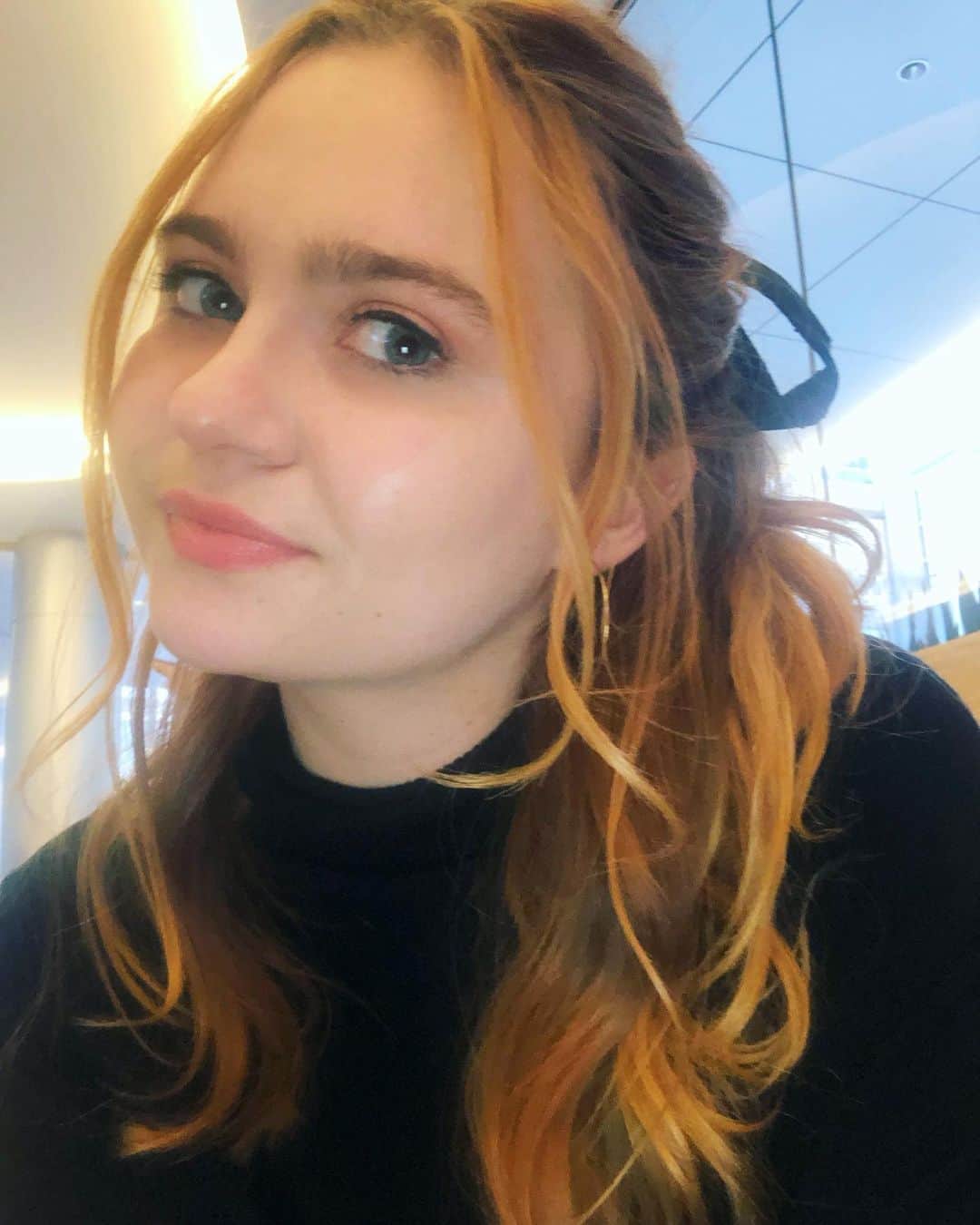 キーリー・マーシャルのインスタグラム：「Still wearing bows in my hair ✨」